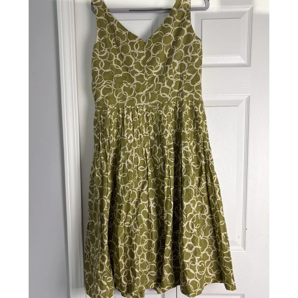 Maggie Boutique Suzy Chin 10 Fit Flare Green Cream Patterned Pleated Midi‎ Dress